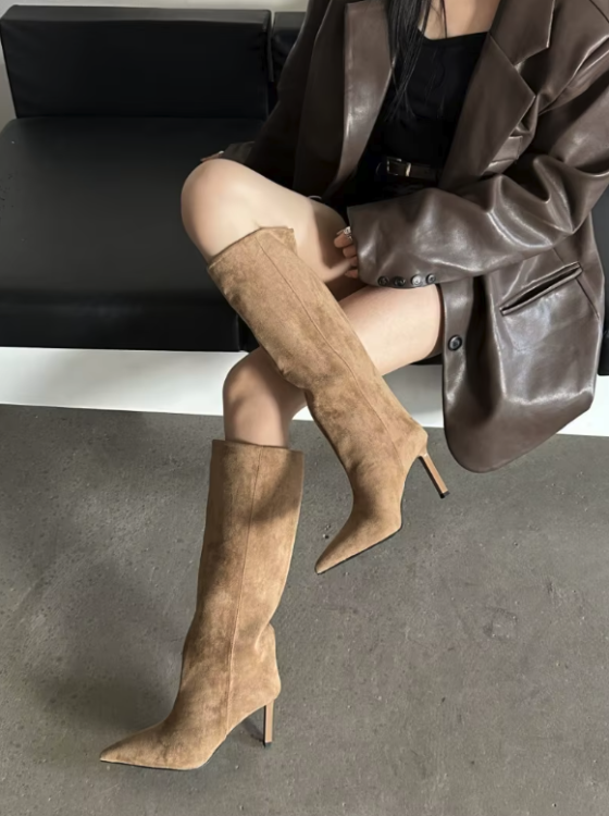 Damskie kozaki na obcasie, wykonane ze skóry i zamszu, to kwintesencja elegancji na jesień i zimę.