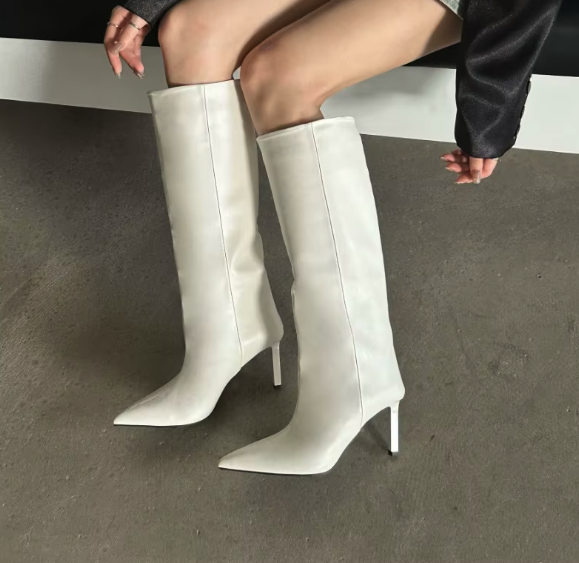 Damskie kozaki na obcasie, wykonane ze skóry i zamszu, to kwintesencja elegancji na jesień i zimę.