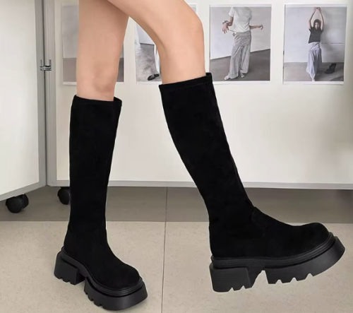 Damskie kozaki z zamszu na grubej podeszwie zapewnią wygodę i modny look na jesień i zimę.
