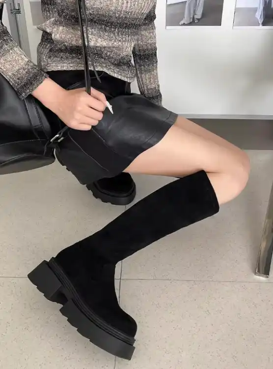 Damskie kozaki z zamszu na grubej podeszwie zapewnią wygodę i modny look na jesień i zimę.