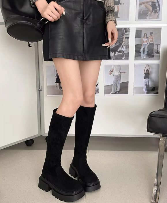 Damskie kozaki z zamszu na grubej podeszwie zapewnią wygodę i modny look na jesień i zimę.