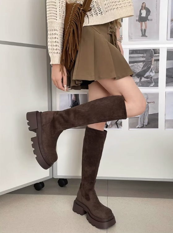 Damskie kozaki z zamszu na grubej podeszwie zapewnią wygodę i modny look na jesień i zimę.