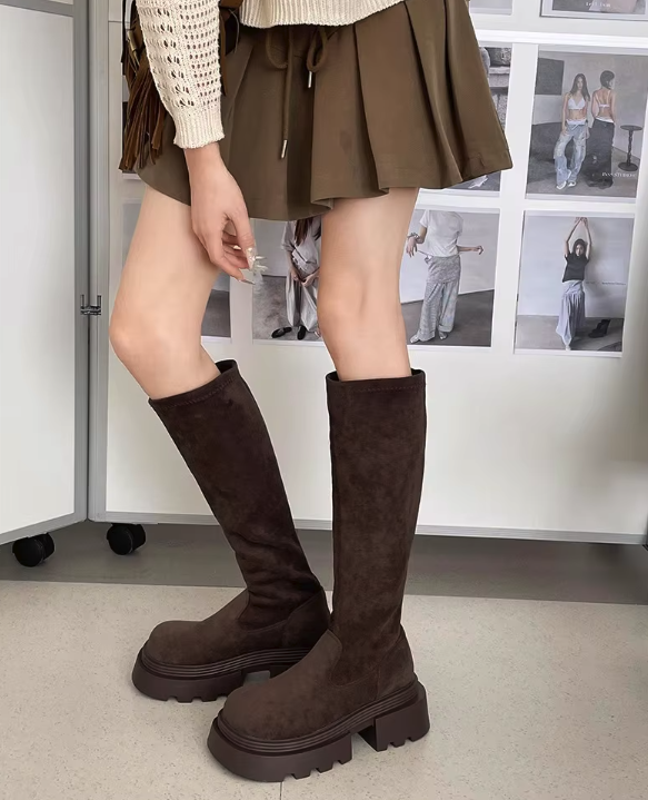 Damskie kozaki z zamszu na grubej podeszwie zapewnią wygodę i modny look na jesień i zimę.
