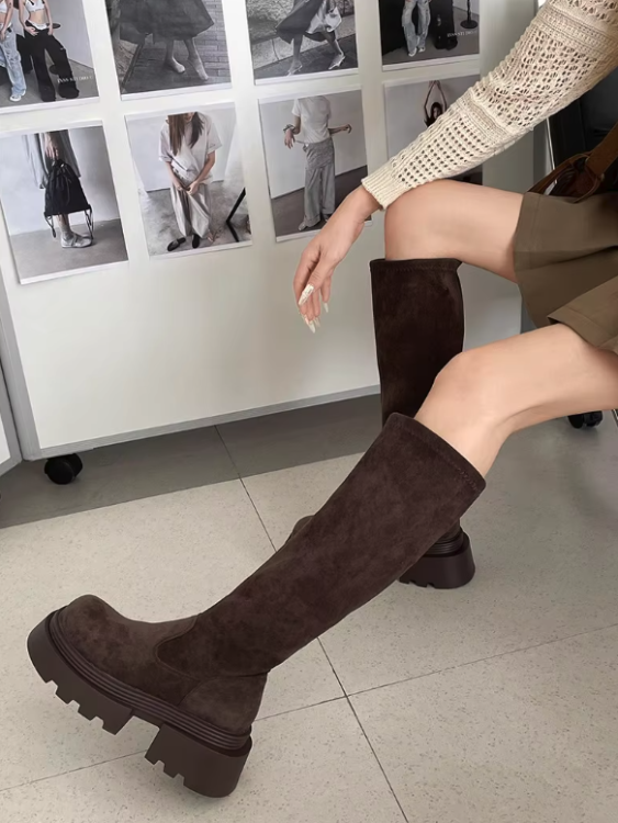Damskie kozaki z zamszu na grubej podeszwie zapewnią wygodę i modny look na jesień i zimę.