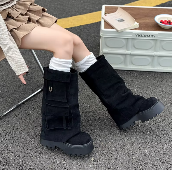 Odkryj modne, zamszowe kozaki cargo na grubej platformie z kieszeniami, idealne na jesień i zimę.