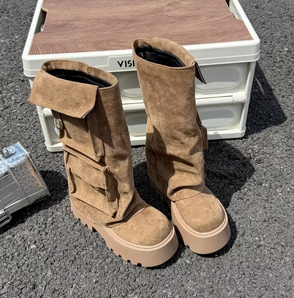 Postaw na styl i wygodę, zamszowe workery damskie na platformie z kieszeniami cargo.