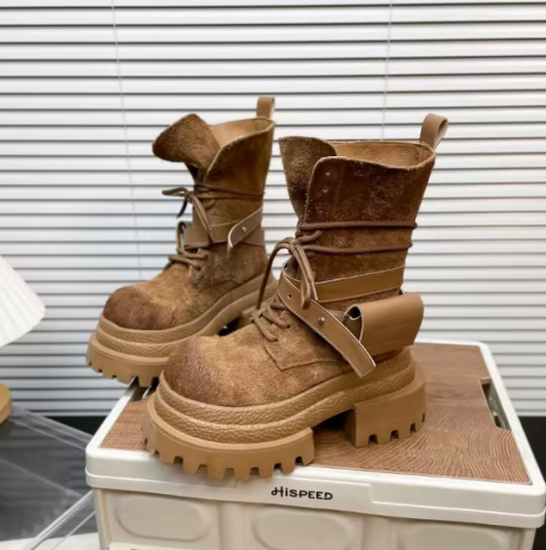 Damskie zamszowe combat boots z saszetką na grubej platformie jesień zima.