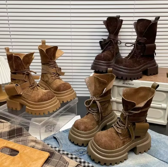 Damskie zamszowe combat boots z saszetką na grubej platformie jesień zima.