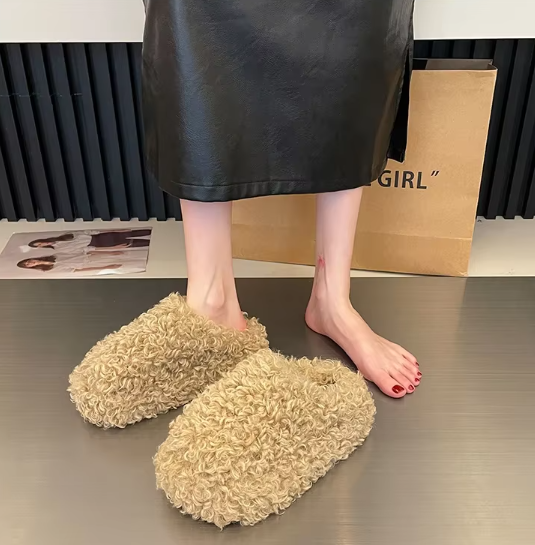 Puszyste i miękkie buty domowe w modnym stylu teddy bear.
