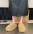 Puszyste i miękkie buty domowe w modnym stylu teddy bear.