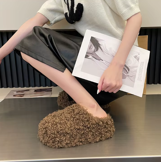 Puszyste i miękkie buty domowe w modnym stylu teddy bear.
