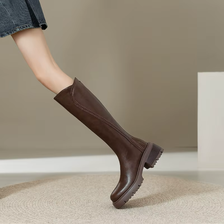 Wysokie buty z modnym wycięciem.