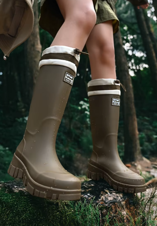 Wysokie, wodoodporne buty na grzyby.