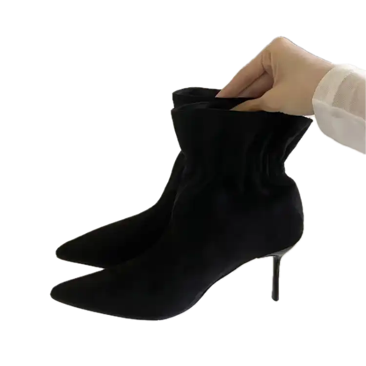 Stylowe czarne botki damskie – elegancja i komfort na co dzień.