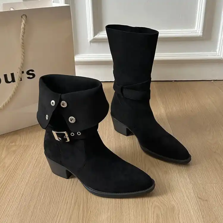 Czarne botki damskie z eko zamszu w stylu kowbojskim.