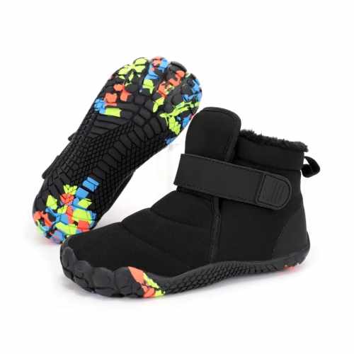 Ciepłe i elastyczne buty zimowe barefoot, które wspierają naturalny rozwój stopy dziecka.